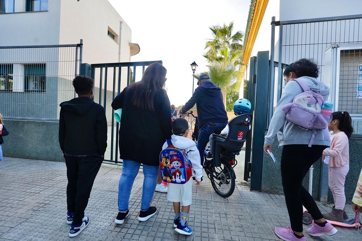 Tímida protesta de los padres de los alumnos, que se muestran indignados por la presencia de este docente