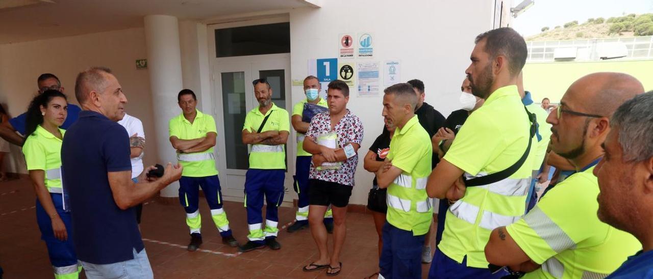 El presidente del comité de la empresa Limasam, Manuel Belmonte se reúne con los trabajadores.