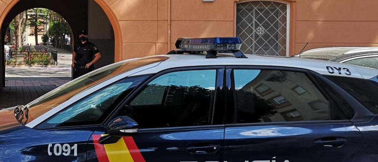 Un agente de la Policía Nacional, junto a un vehículo, el día del suceso en Vistabella.