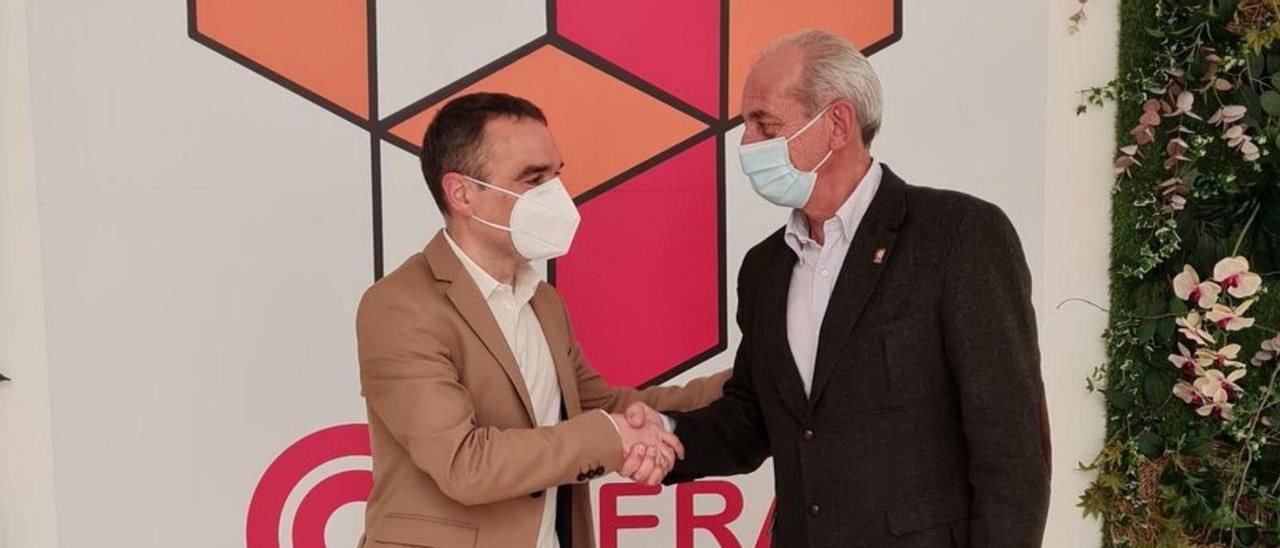 Iván Fernández, a la izquierda, junto a Luis Noguera, presidente de la Cámara de Comercio de Avilés, tras rubricar el acuerdo.