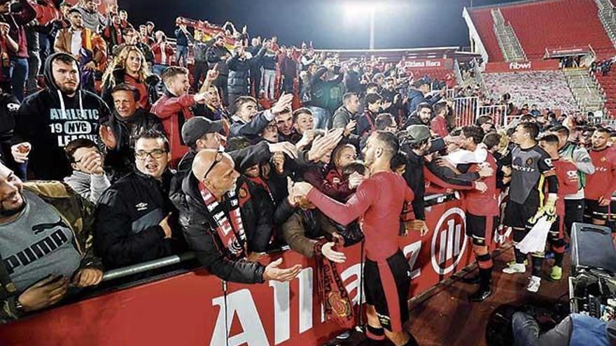 Sastre, en primer tÃ©rmino, y sus compaÃ±eros, saludan a los aficionados al final del partido ante el Zaragoza.