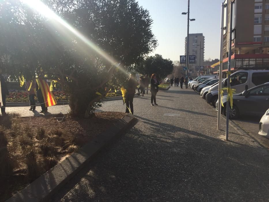 L'ANC reparteix cintes grogues a Plaça Catalunya