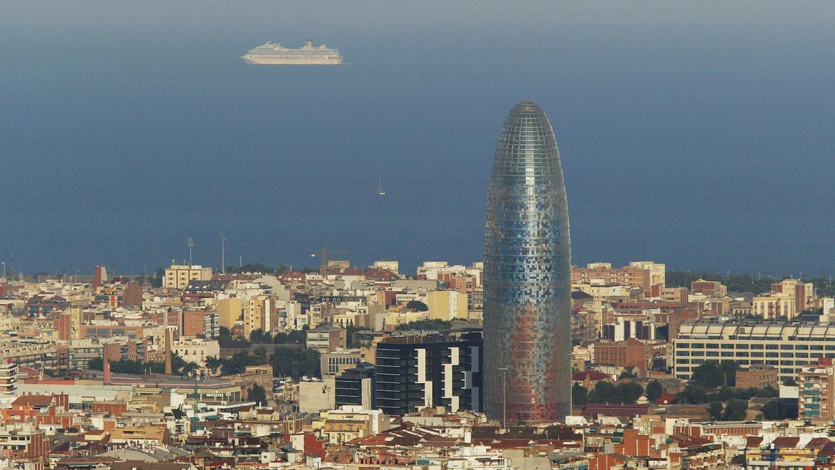 Vistas de Barcelona desde el mirador del Parc Güell, con la Torre Agbar destacando.