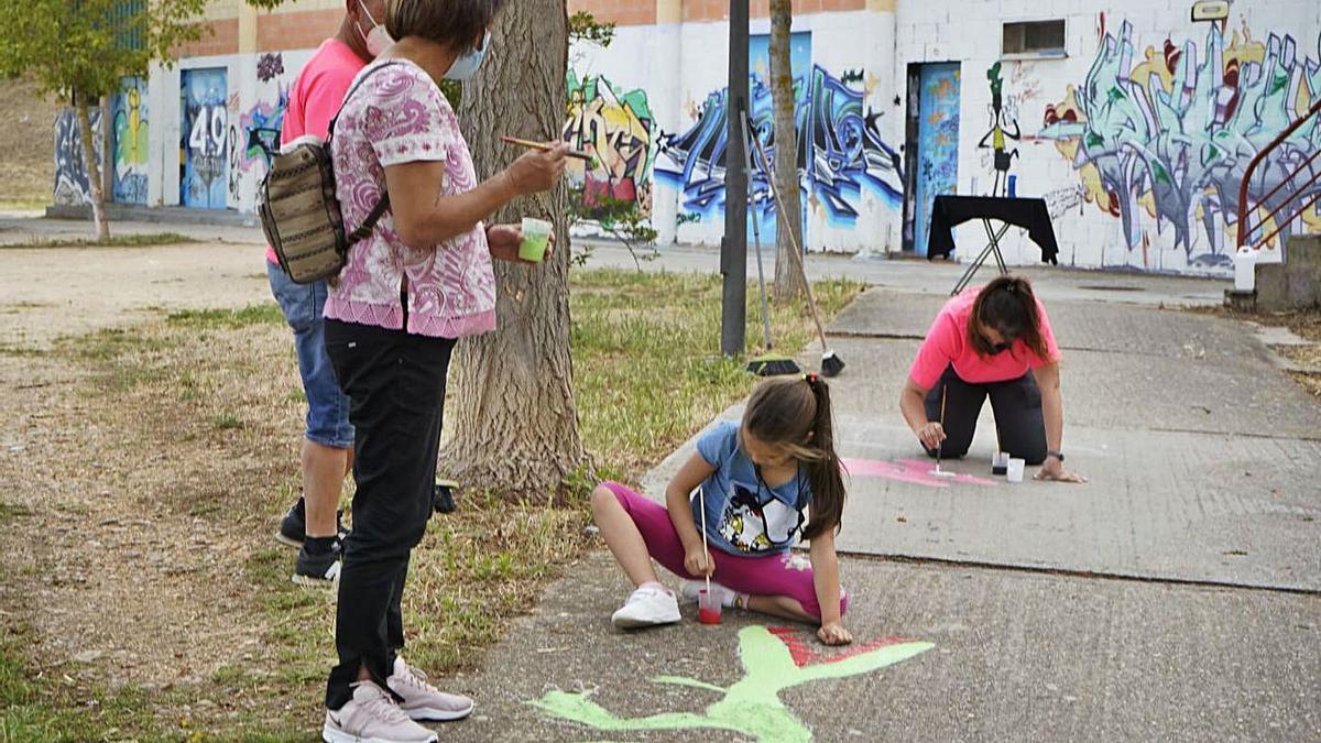 Varios participantes, en el taller de pintura en la calle. | Jose Luis Fernández