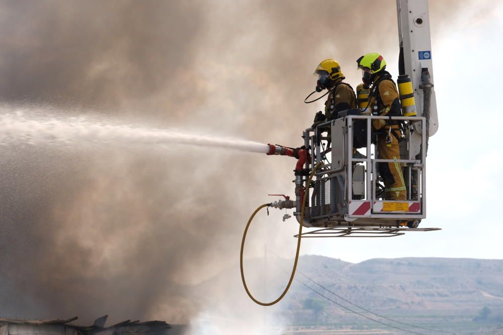 Arde una nave industrial en Aspe