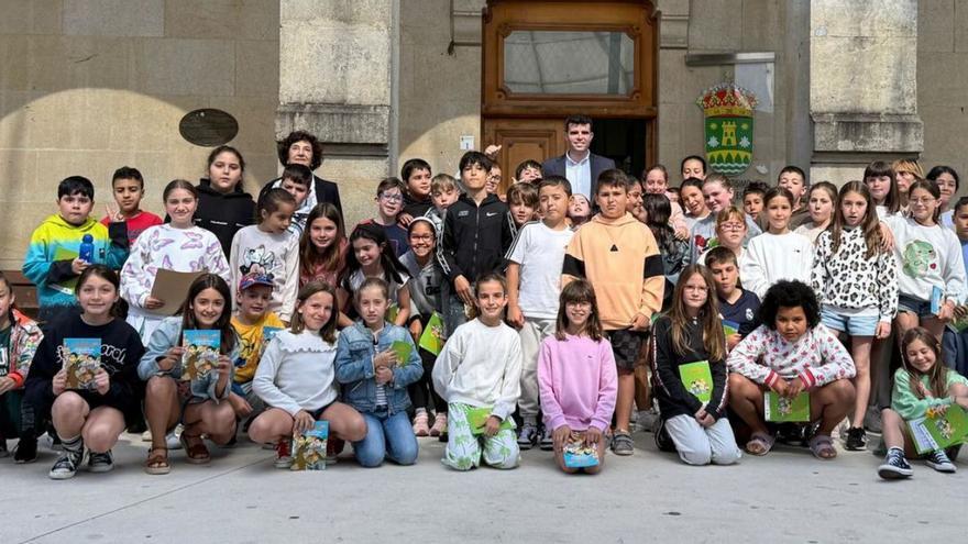 El grupo de estudiantes, con Louzao ante el Consistorio. | Concello de A Estrada