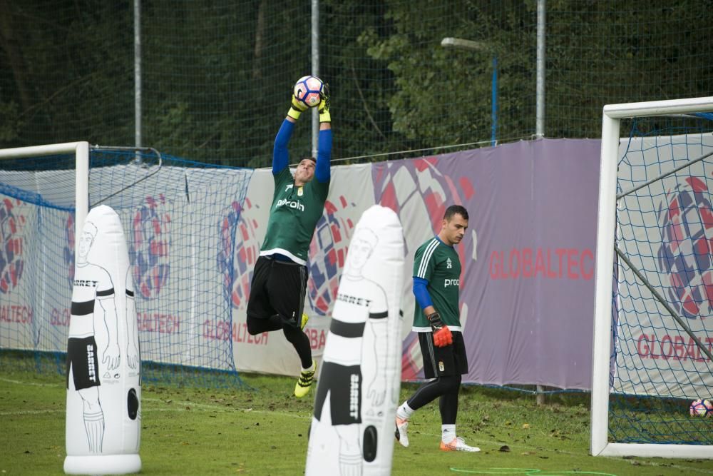 Entrenamiento del Real Oviedo con la visita del boxeador Aitor Nieto