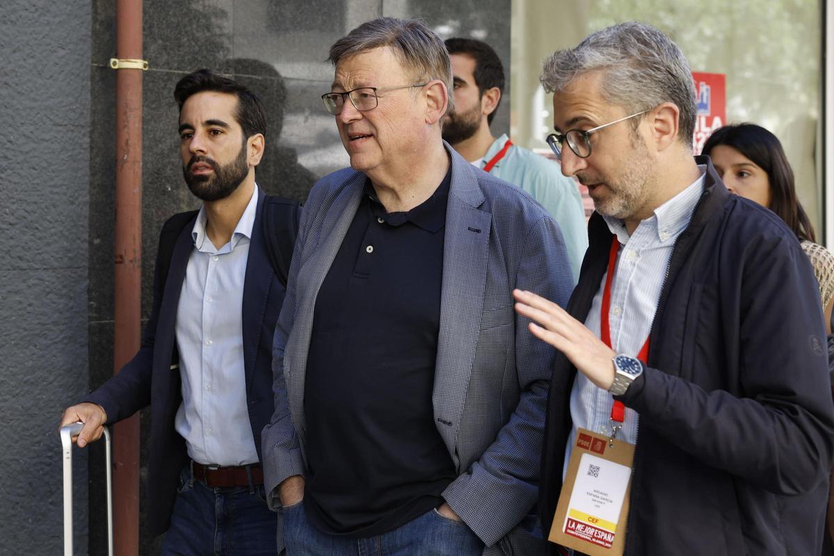 JosÉ Muñoz, Ximo Puig y Arcadi España a su llegada al comité federal en Ferraz.