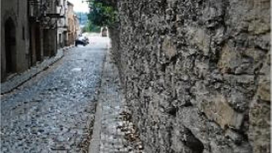 El mur fa temps que s&#039;està inclinant progressivament sobre el carrer