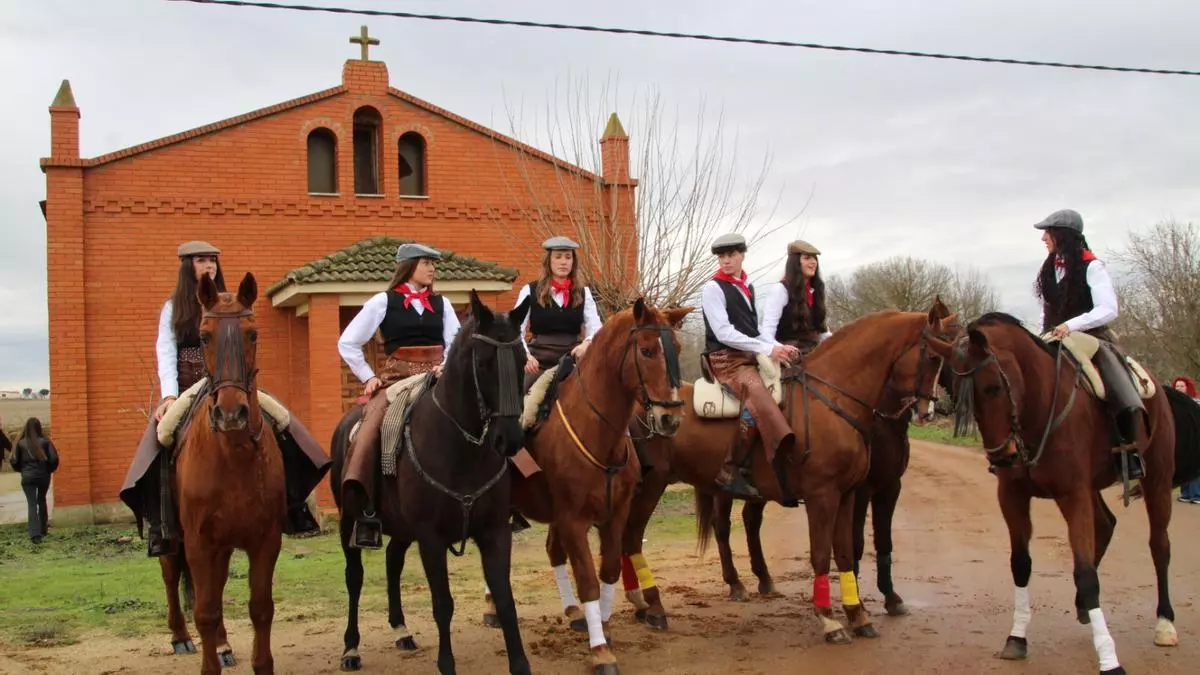 Los quintos de Vadillo de la Guareña, al trote entre bailes y el gallo