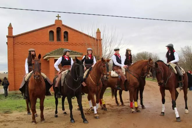 Los quintos de Vadillo de la Guareña, al trote entre bailes y el gallo