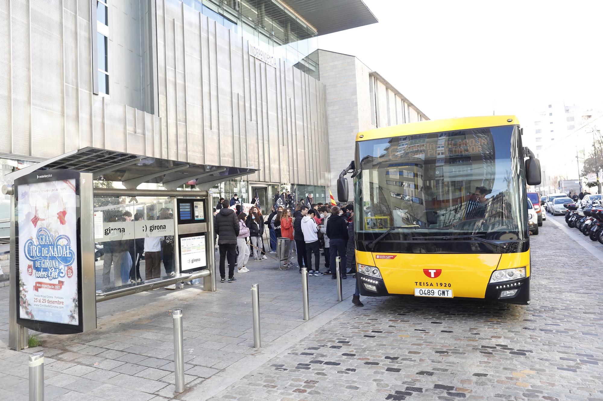 Girona converteix en «permanent» la prohibició de pagar en efectiu al bus urbà