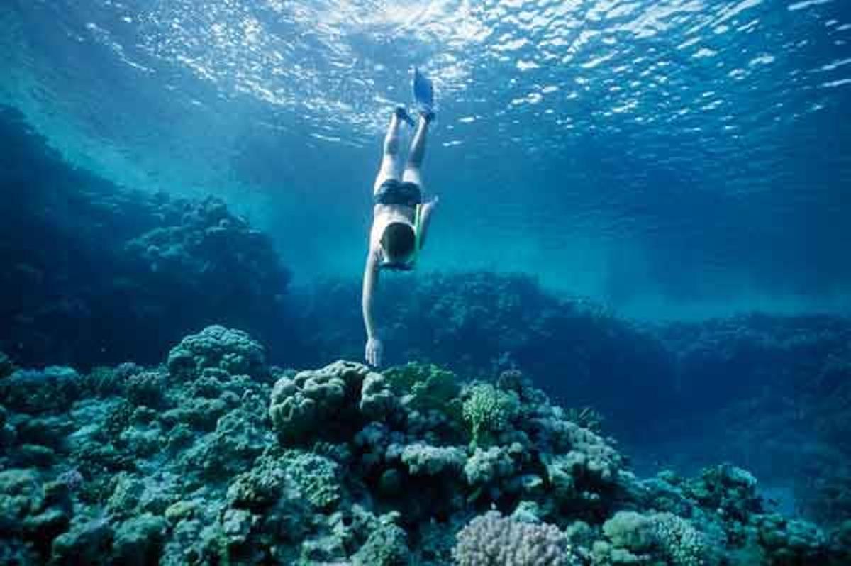 Niño practicando snorkel en Israel.