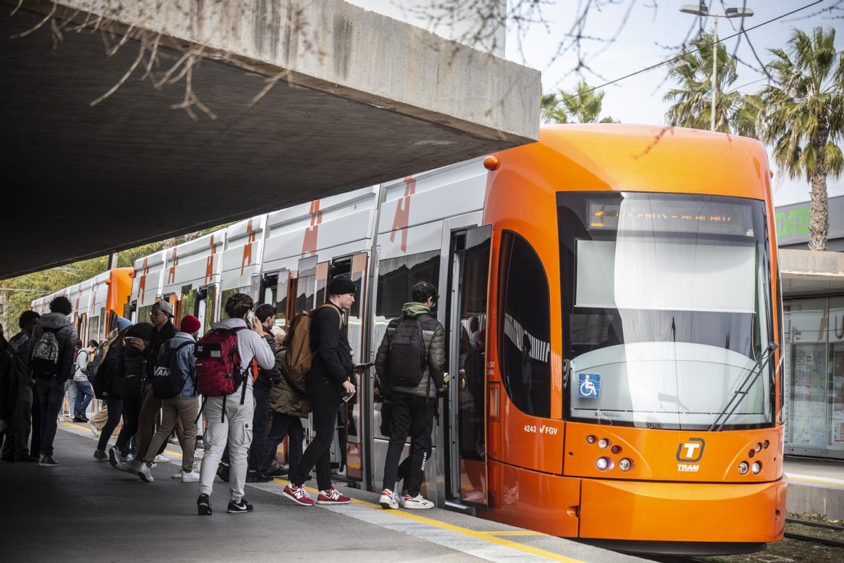 Un grupo de jóvenes sube al TRAM en la parada de la Universidad de Alicante.