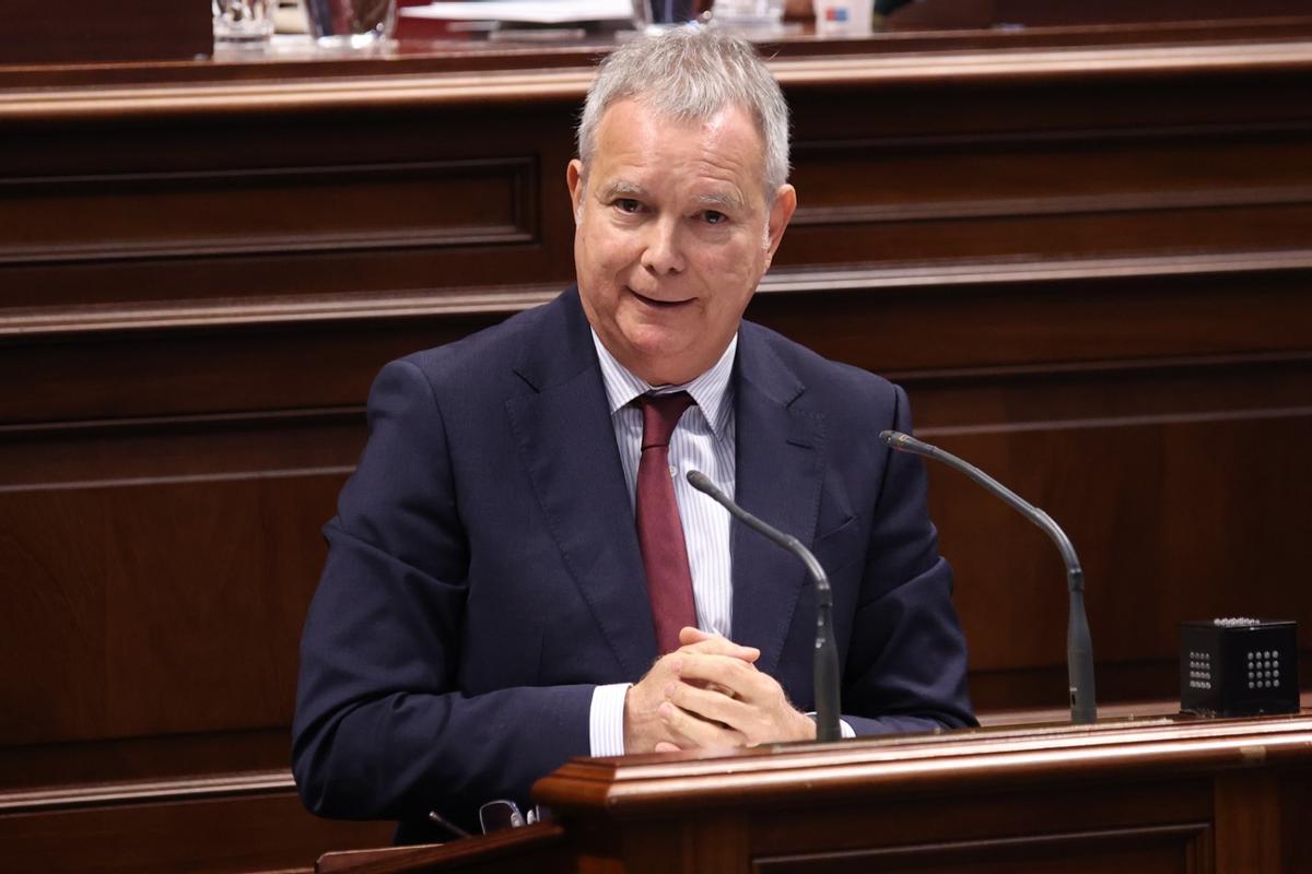 Foto de archivo del portavoz socialista, Sebastián Franquis, durante una intervención en el Parlamento.