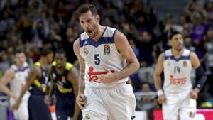 El alero del Real Madrid, Rudy Fernández, celebrando una canasta en un partido de su equipo en Euroliga durante la temporada 2016/17