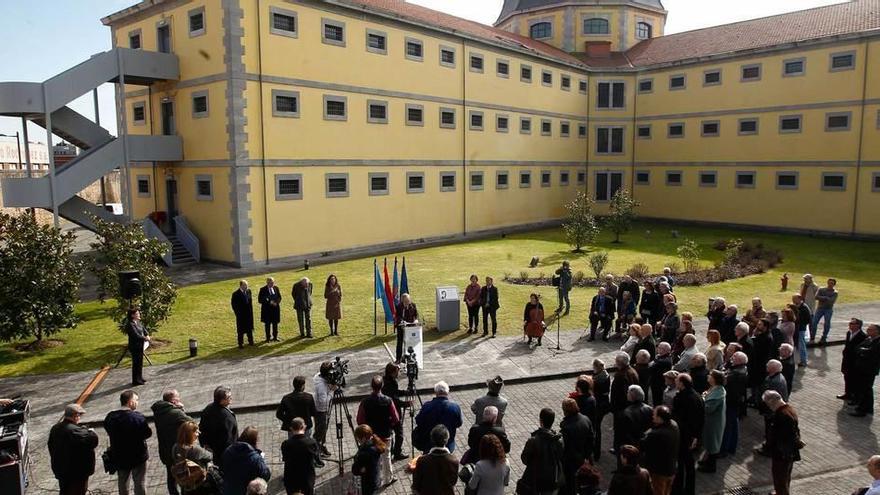 Vista general del homenaje, ayer, en el Archivo Histórico, la antigua cárcel donde fusilaron al rector.