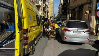 Un agente de la Guardia Urbana de Tarragona socorre a una ciudadana con una urgencia médica en plena calle