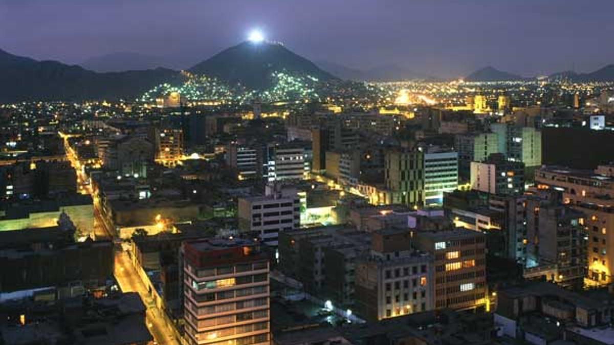 Vista nocturna de Lima.