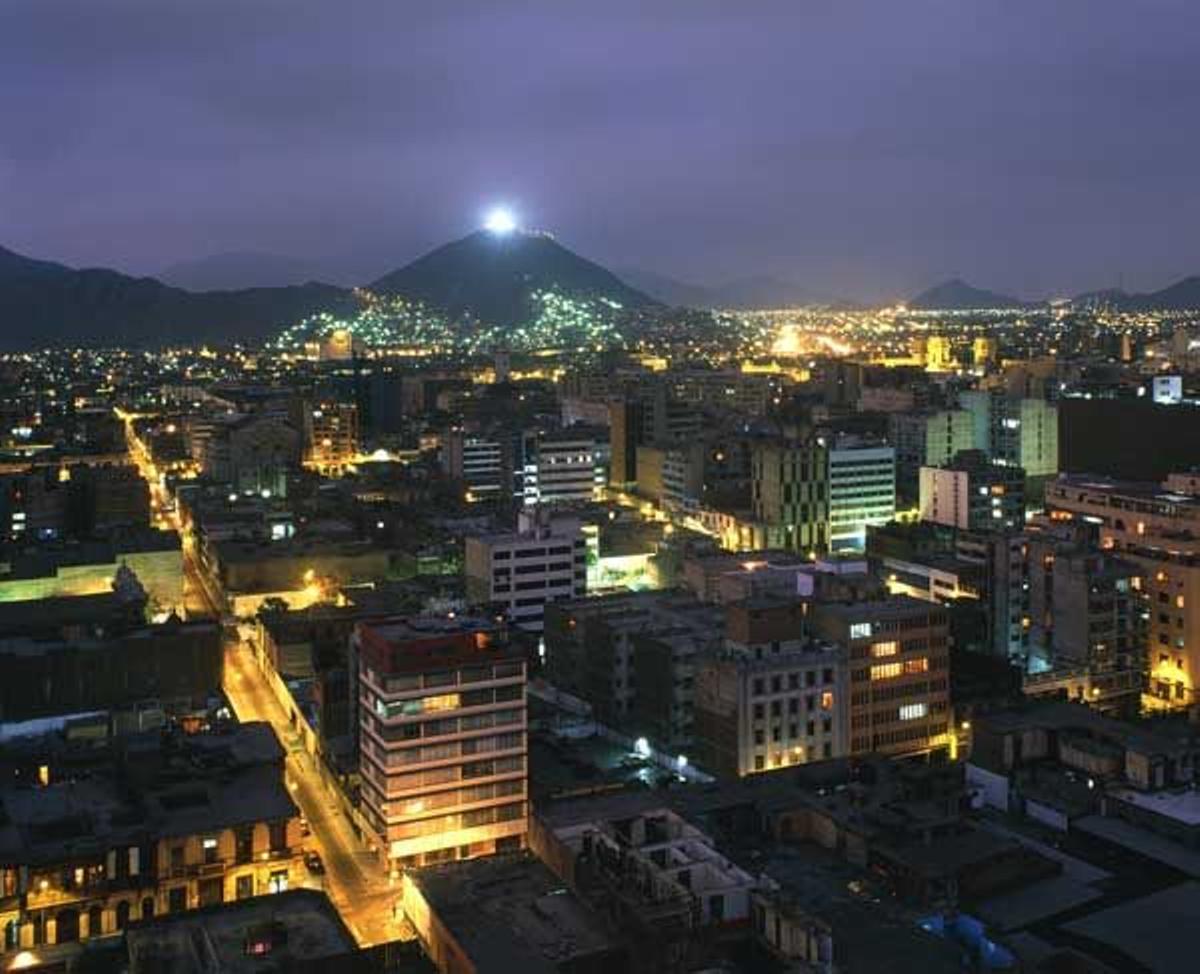 Vista nocturna de Lima.