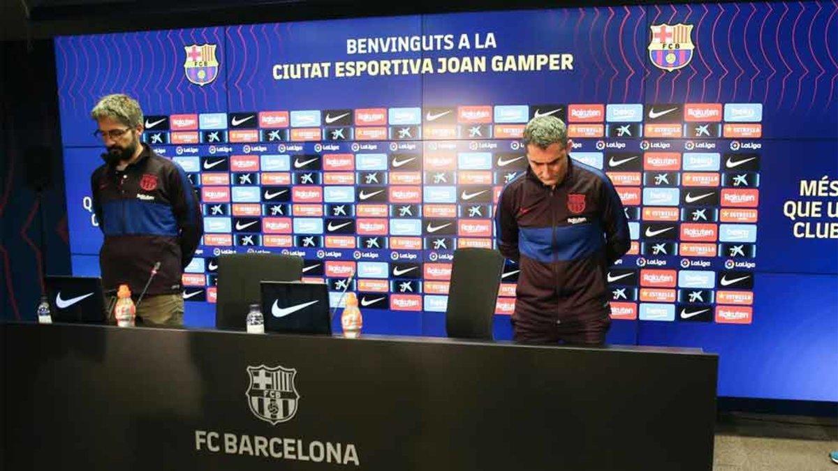 Sergi Nogueras, responsable de prensa, y Ernesto Valverde, durante el minuto de silencio