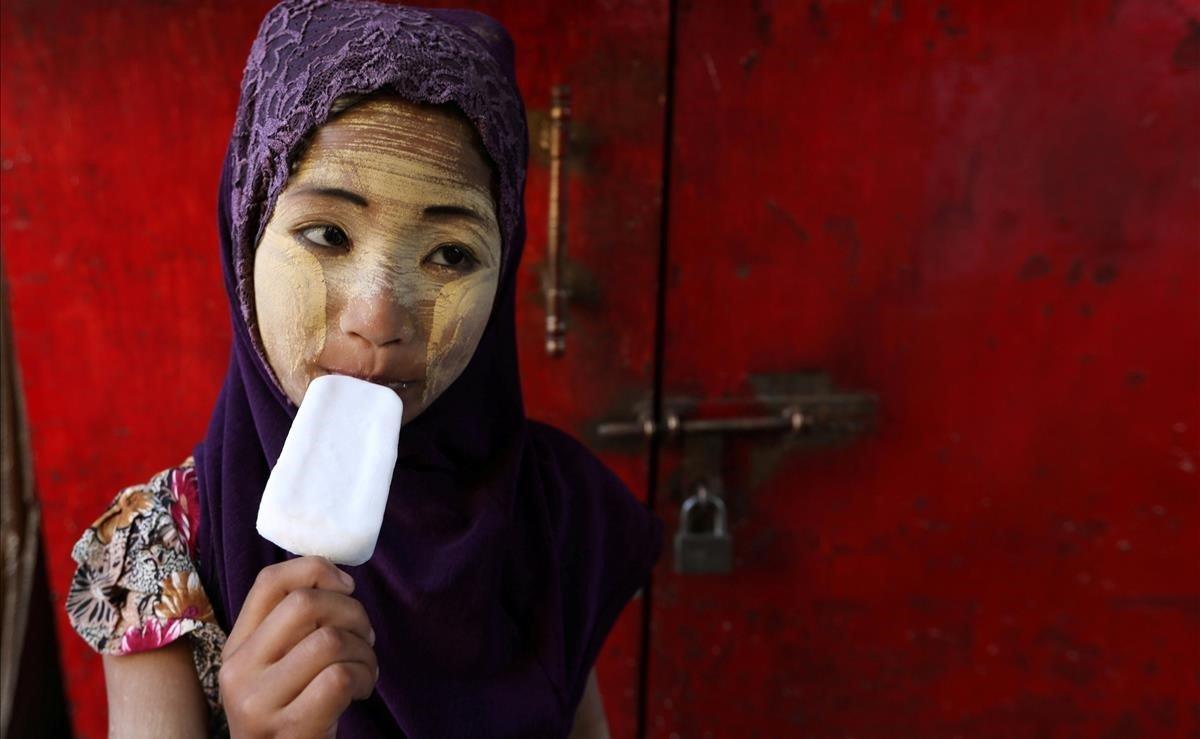 Una niña come un helado durante el 71° Día de la Independencia de Myanmar en Yangon.