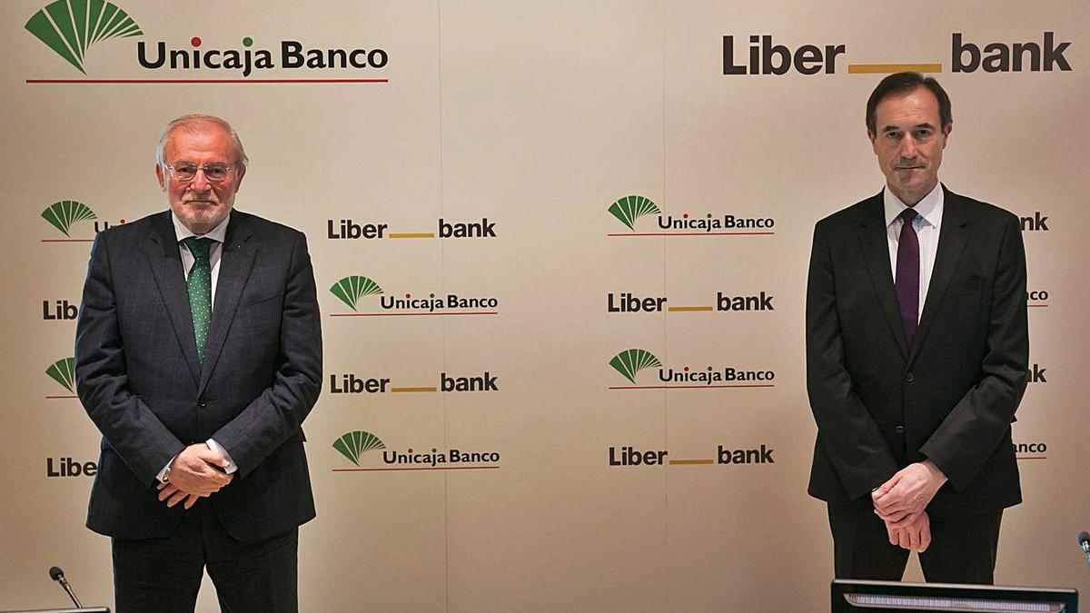 Manuel Azuaga (presidente de Unicaja Banco) y Manuel Menéndez (presidente de Liberbank).