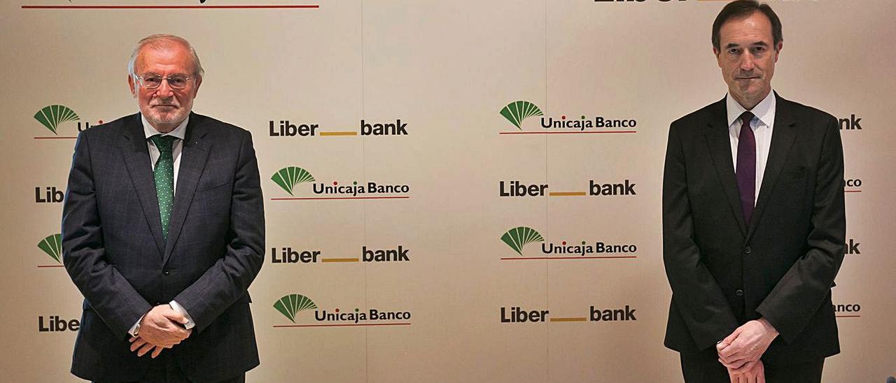 Manuel Azuaga (presidente de Unicaja Banco) y Manuel Menéndez (presidente de Liberbank).