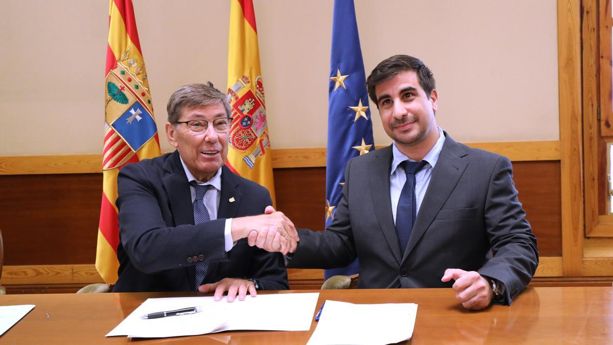 Apretón de manos entre Aliaga y Cobo tras firmar el contrato en el Pignatelli.