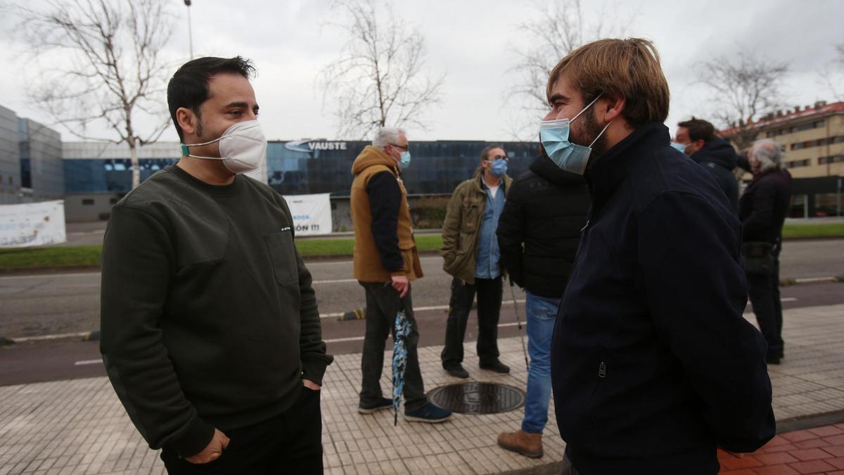 Por la izquierda, el secretario general de CSI, Ignacio Fuster, y el secretario general de Podemos en Asturias, Daniel Ripa, hoy junto a trabajadores despedidos de Vauste, al fondo.