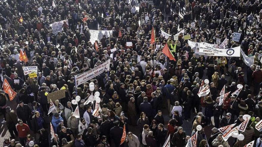 Las comarcas zamoranas se agruparon en la Plaza Mayor de Valladolid antes de dirigirse al paseo de Zorrilla para manifestarse frente a la Consejería de Sanidad.