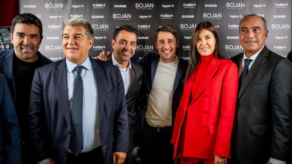 Deco, Laporta, Xavi, Bojan, Nuria Cunillera, esposa de Xavi, y Rafa Yuste, en la presentación del documental 'Bojan, más allá de la sonrisa'.