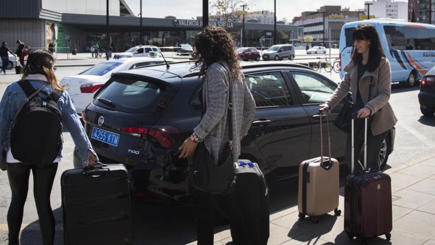 La Policía denuncia en València a los competidores del taxi por saltarse los 15 minutos de espera