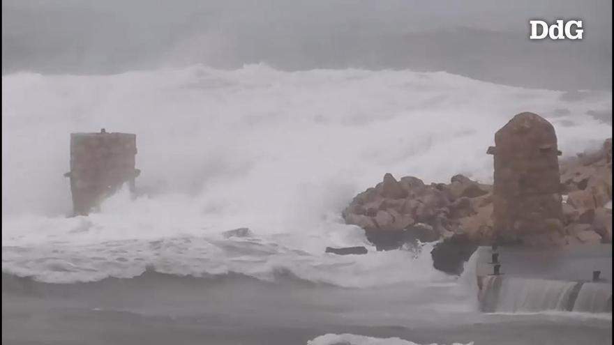Vídeo | Els efectes de la llevantada al passeig marítim de l'Escala