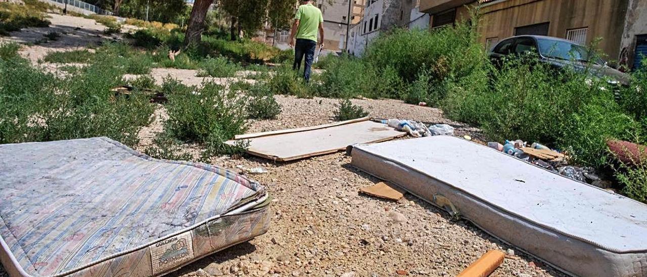 Colchones abandonados en una calle de Elda. ÁXEL ÁLVAREZ