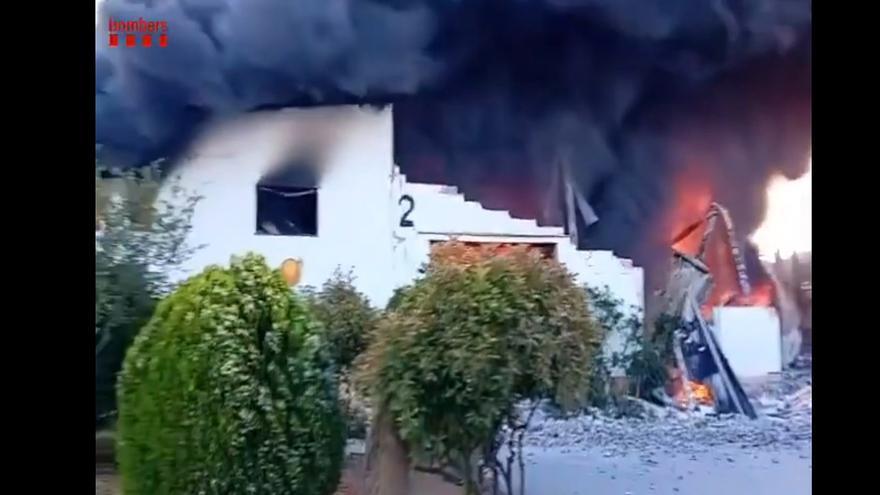 Trece dotaciones de los Bomberos trabajan en la extinción de un incendio en una nave en Castellcir