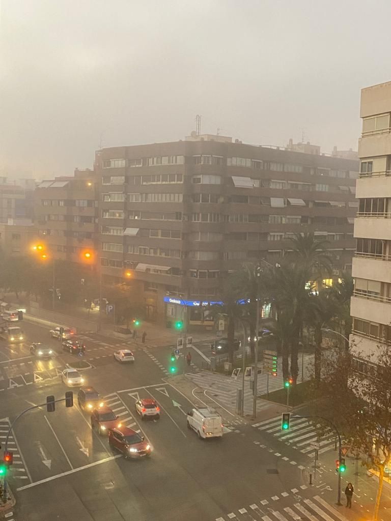 Una intensa niebla cubre el cielo de Alicante y hace "desaparecer" Santa Bárbara