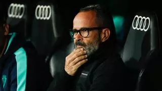 El "rajadón" de Álvaro Cervera tras el polémico arbitraje ante el Racing: “No me vuelvo a poner detrás de una pancarta de ‘respeto’ a los árbitros..."