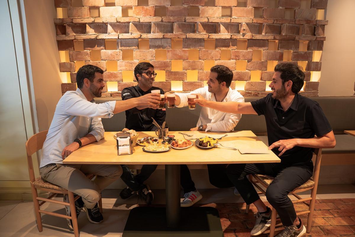 Los socios de Gastroadictos en Bar Mistela. Juanjo Masip, Néstor Vaccaro, Rafa Recuenco e Israel Baquero.