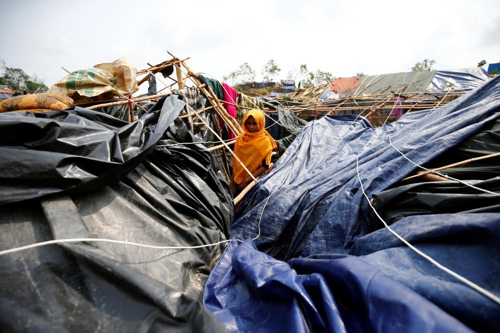 Una niña refugiada de 16 años junto a su casa destruida por el ciclón Mora en el camamento de refugiads de Balukhali en Cox´s Bazar, Bangladesh. REUTERS.