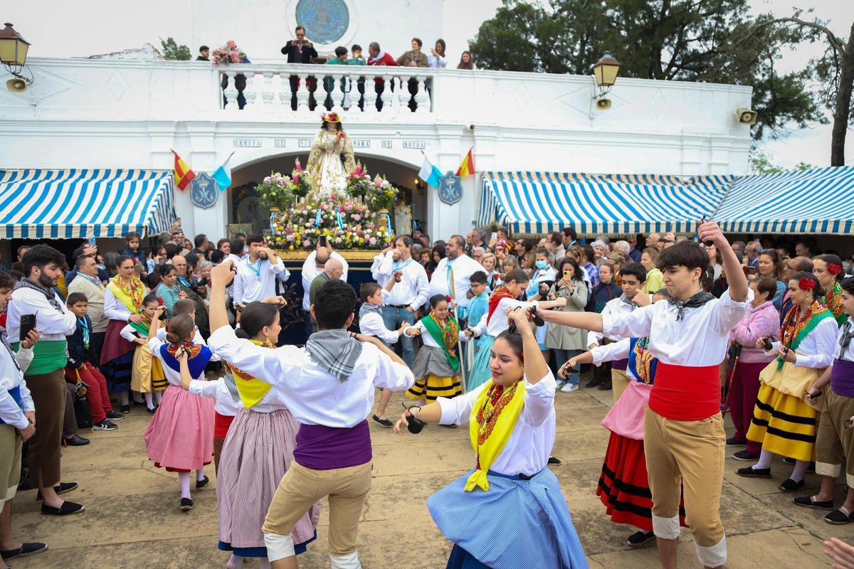 EN IMÁGENES | La lluvia embarra el día grande de la romería de la Virgen de Bótoa