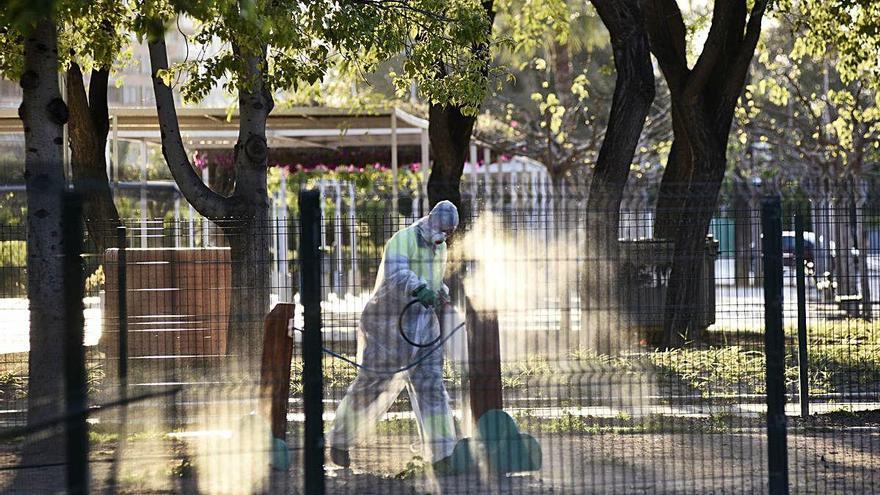 Un operario desinfecta
un parque de la ciudad
de Murcia.
Israel Sánchez