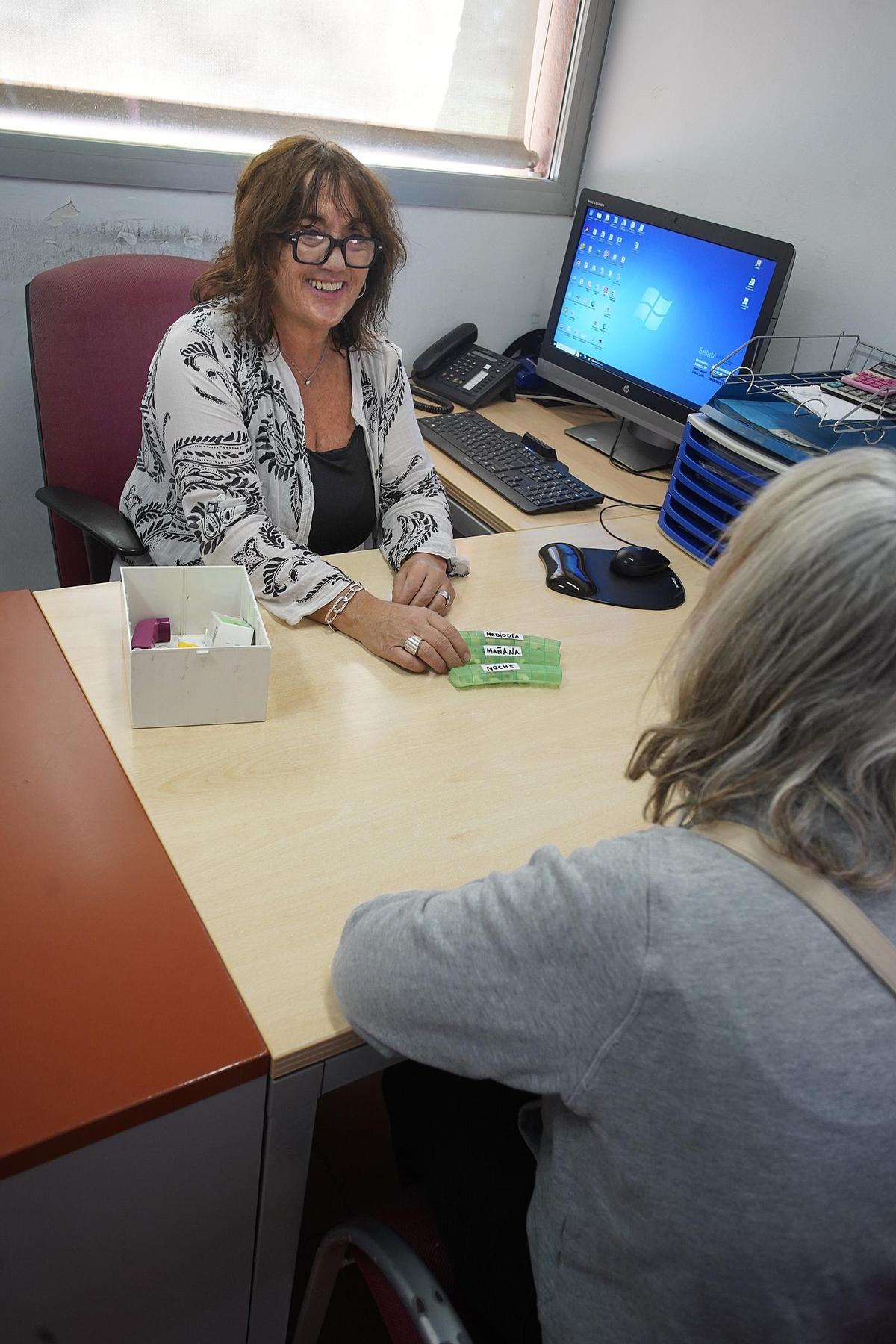 La coordinadora Rosa García atenent una usuària.