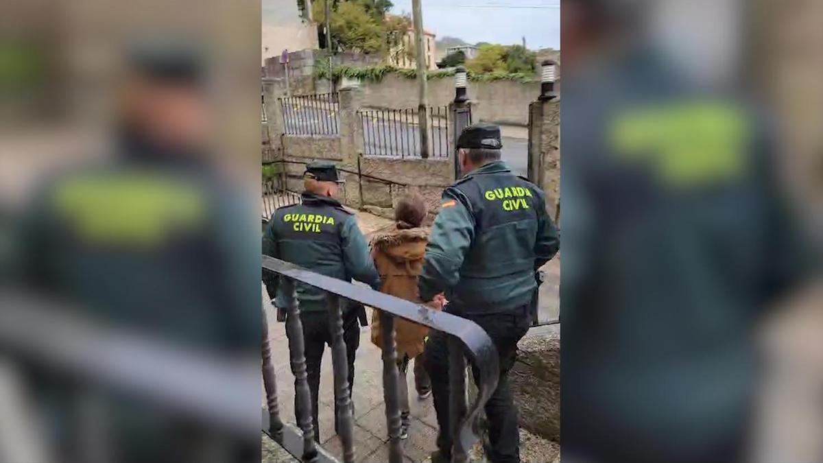 Momento de la detención del presunto autor del incendio.