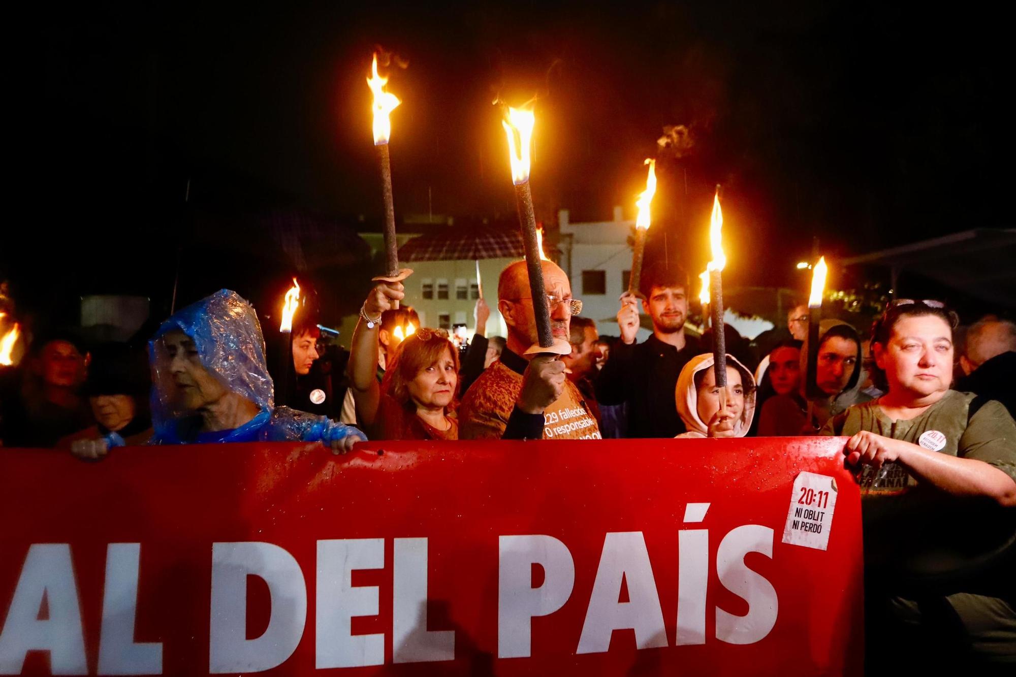 Una marcha con antorchas recorre los pueblos de l'Horta Sud entre gritos contra Mazón