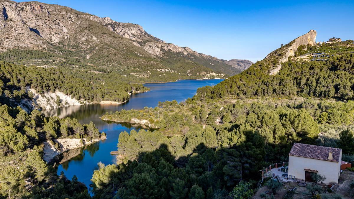 La zona de entrada de agua del embalse de Guadalest que se encuentra lleno.