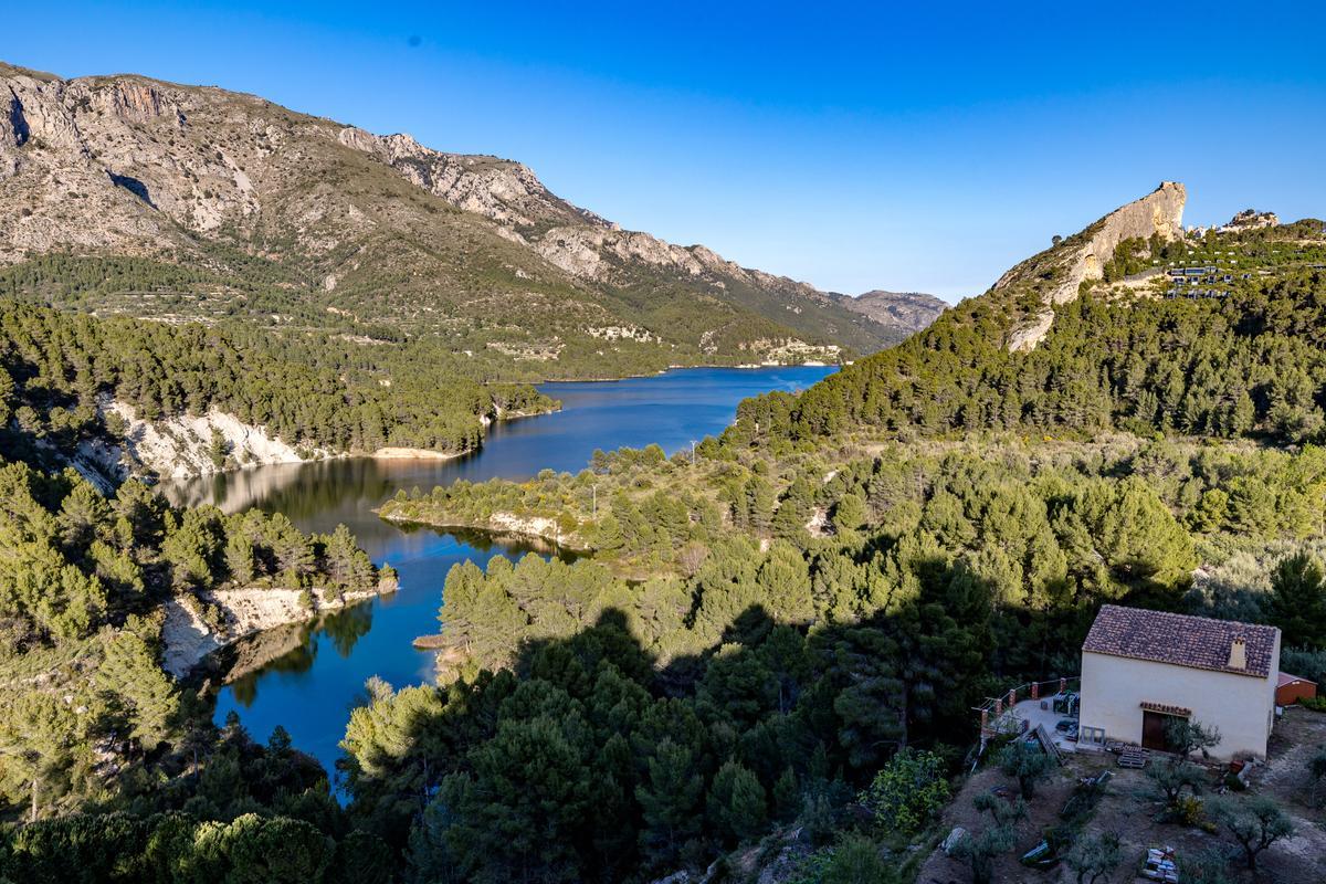 La zona de entrada de agua del embalse de Guadalest que se encuentra lleno.