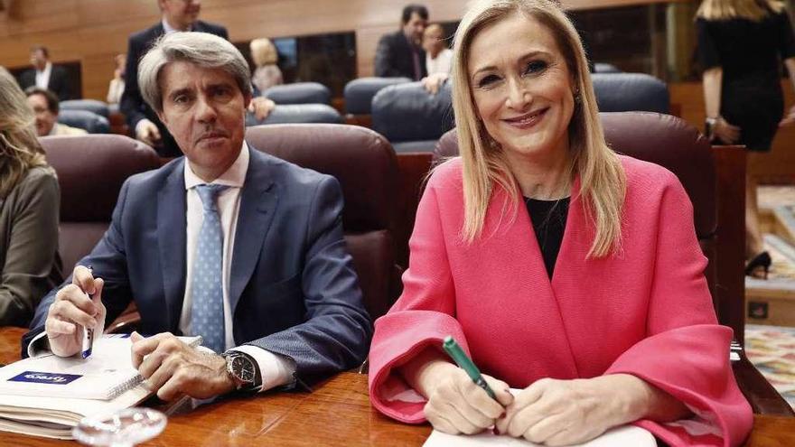 Cifuentes, con el portavoz y consejero de Presidencia y Justicia, Ángel Garrido, en la Asamblea. // Efe