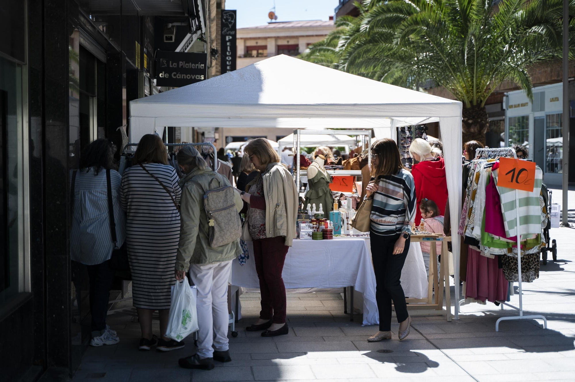 Fotogalería | Rodríguez Moñino saca sus saldos a la calle en Cáceres