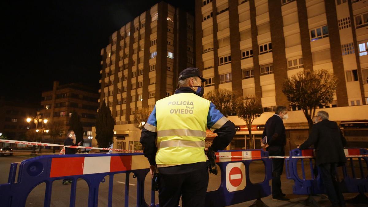 Cortan una céntrica calle de Oviedo para reparar una fachada que amenazaba  con desplomarse - La Nueva España